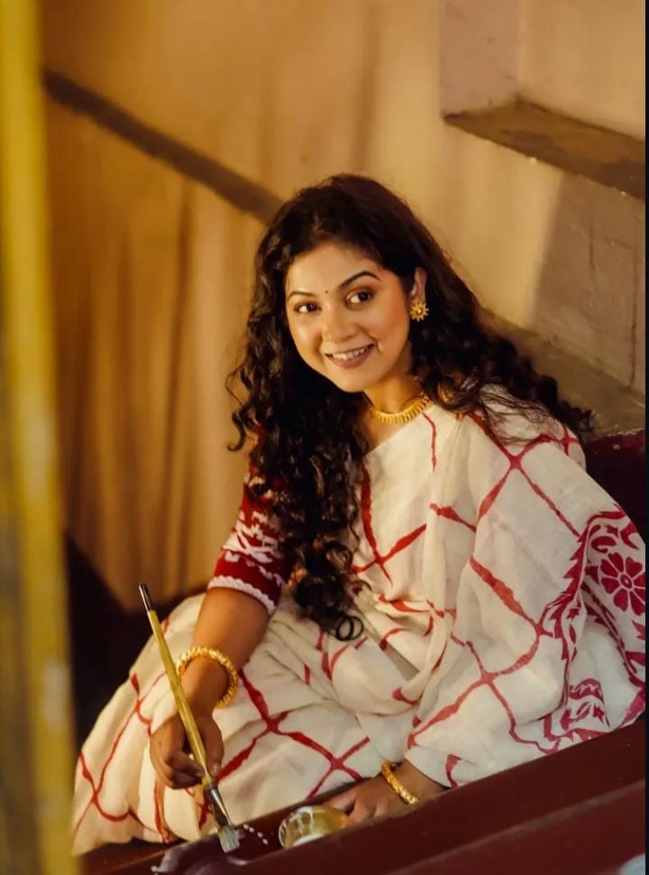 অন্য দিকে আলপনা দিতে ব্যস্ত ‘লক্ষ্মীমন্ত’ পায়েল দে। পরনে সাজা শাড়ি। সঙ্গে ছিমছাম অলঙ্কার। মিষ্টি হাসিতেই নজরকাড়া নায়িকা। 