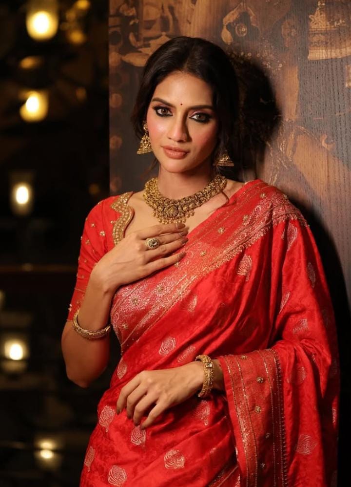 কোজাগরীর সন্ধ্যায় লাল শাড়িতে অপরূপা নুসরত জাহান। 