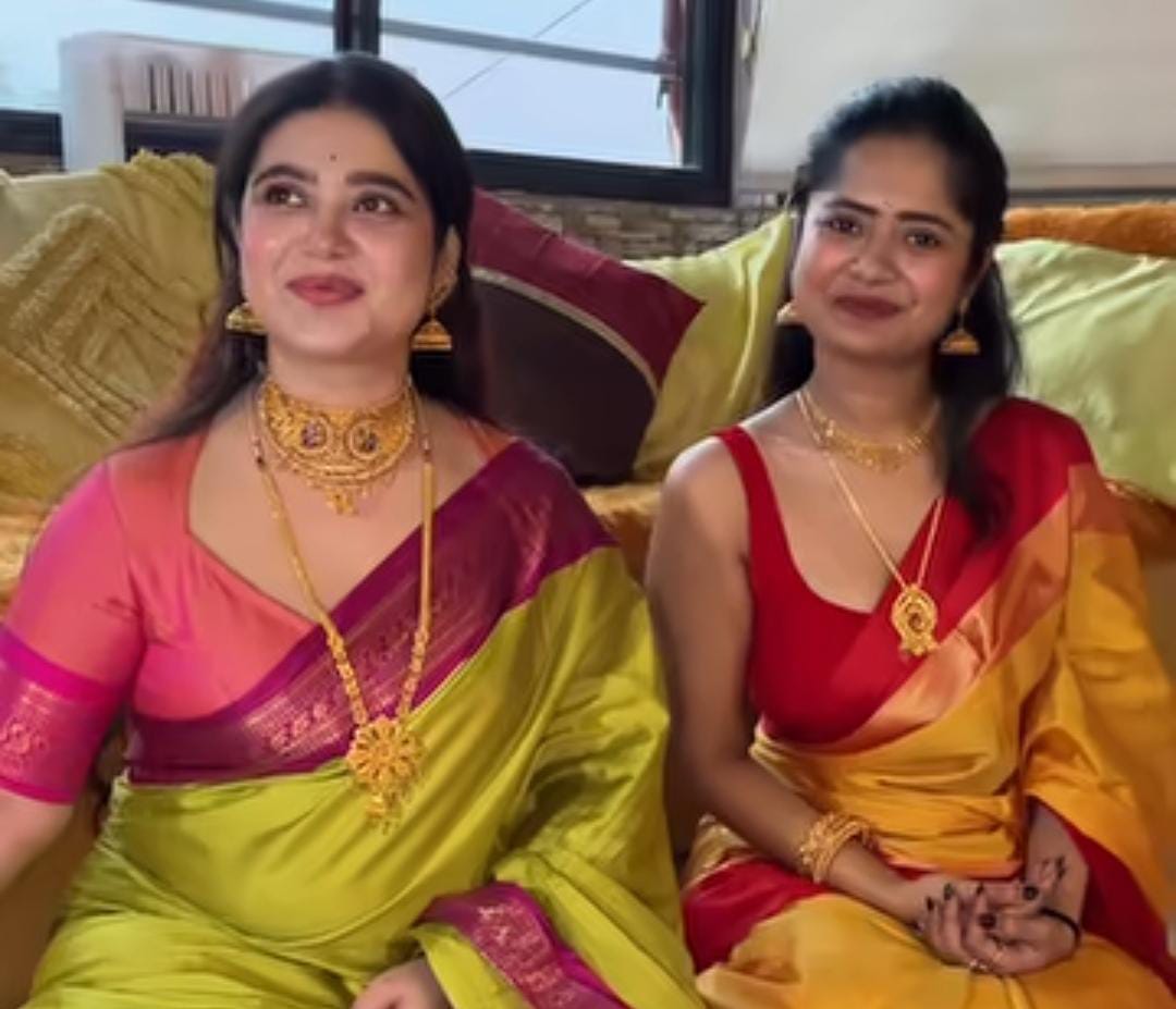 এনা সাহা ও সাক্ষী সাহা। ‘লক্ষ্মীমন্ত’ দুই বোন মিলেই সামলালেন পুজোর তোড়জোড়। 