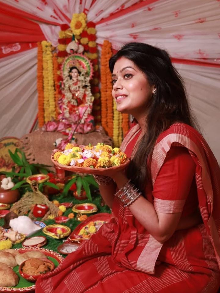 নিষ্ঠা ভরে পুজো দিলেন অর্কজা আচার্য। 