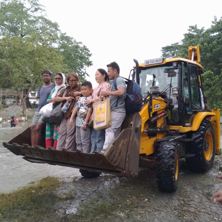 A person shared his experience who was stuck with his family for two days at a tourist lodge in Jaldapara due to flood situation in North Bengal