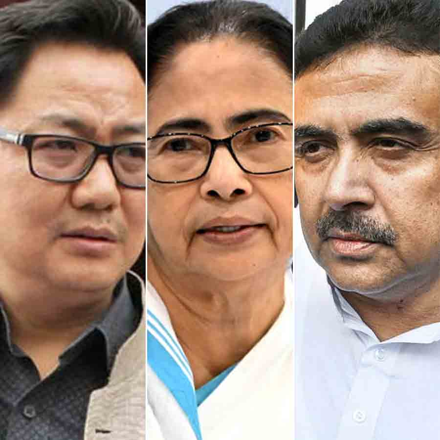 (বাঁ দিক থেকে) কিরেন রিজিজু, মমতা বন্দ্যোপাধ্যায় এবং শুভেন্দু অধিকারী।