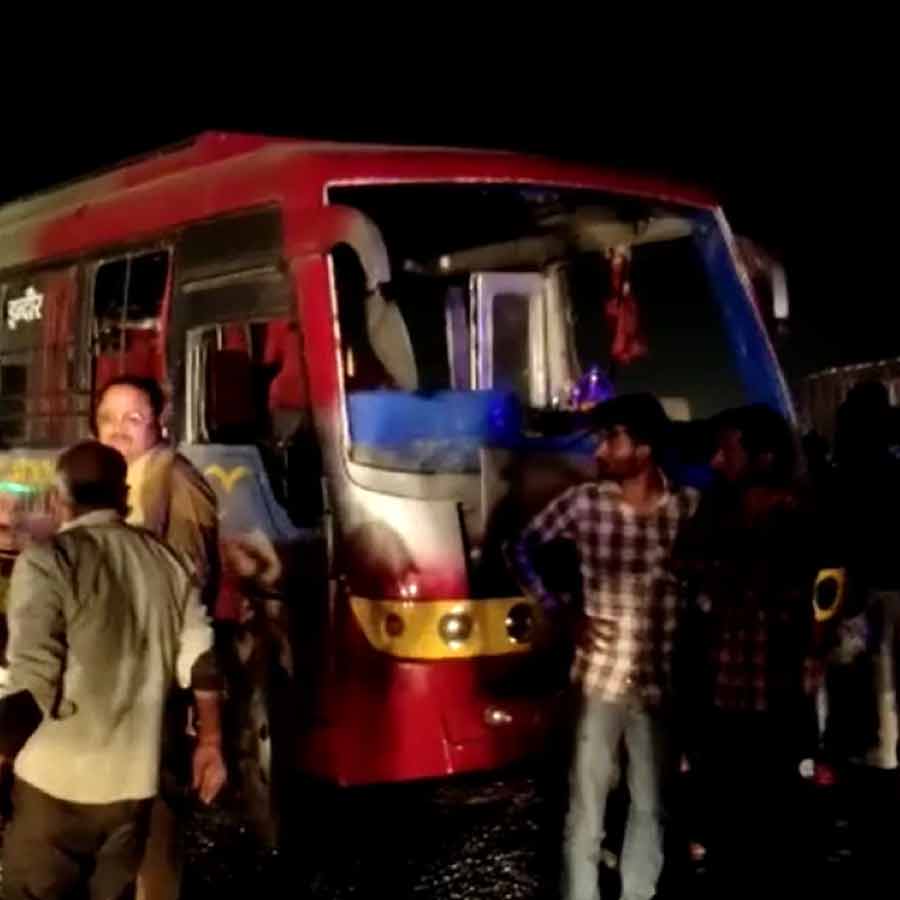 West Bengal bound bus from Puri overturns in Balasore, several injured dgtl