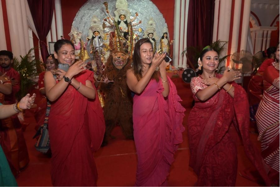 ‘অপরূপা’-র তালে তালে মেতেছেন আবাসনের সবাই। 