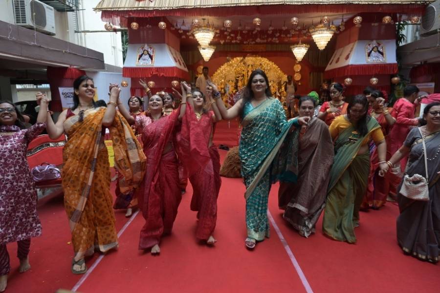 সকলে পা মেলাচ্ছেন ‘অপরূপা’-র হুক স্টেপে। 