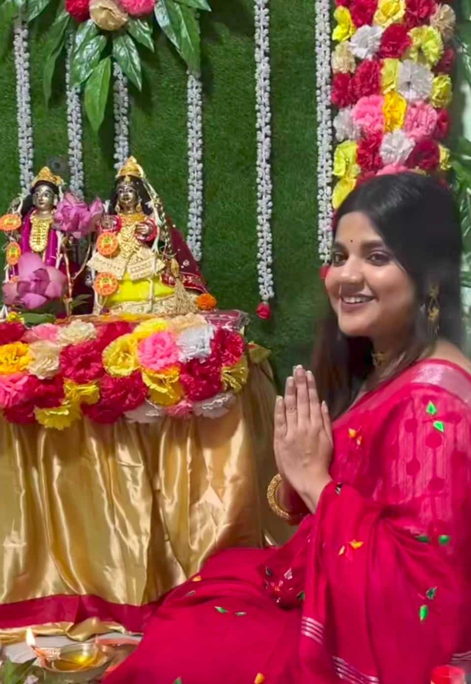 বাড়িতে ধনদেবীর আরাধনার করলেন রণিতা দাস। এ দিন তাঁকে লাল রঙের একটি শাড়িতে দেখা গেল। 