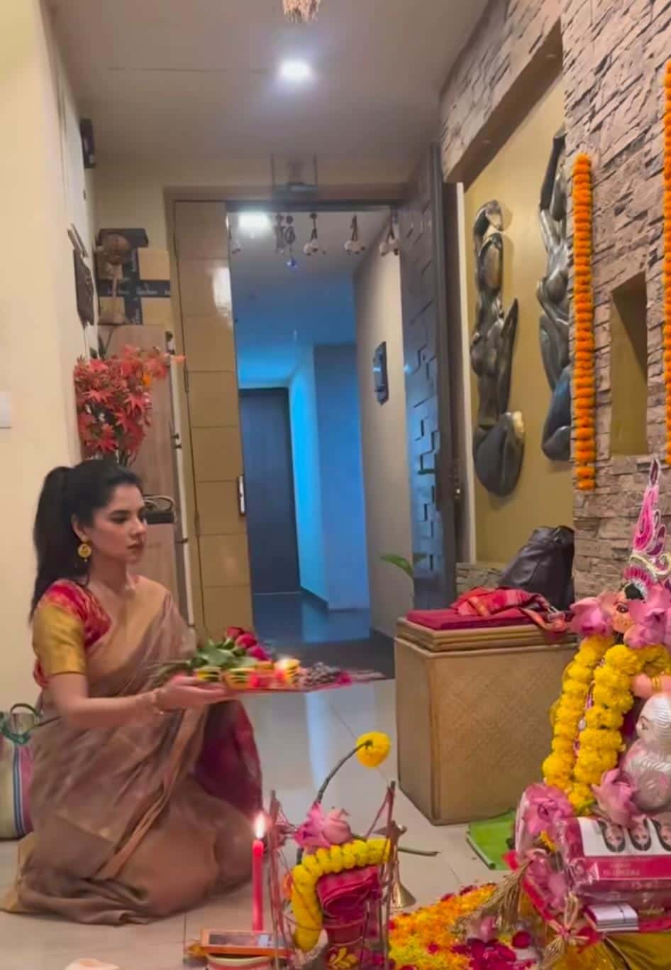 পায়েল সরকারের বাড়িতেও এ দিন ধুমধাম করে লক্ষ্মীপুজোর আয়োজন করা হয়েছিল। অভিনেত্রী নিজেই বরণ করেন দেবীকে। 