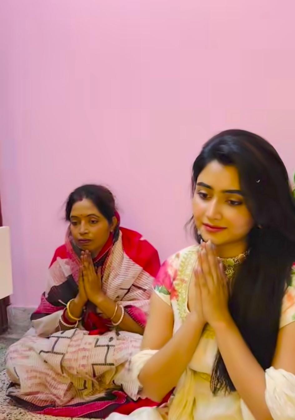 ‘জগদ্ধাত্রী’ অঙ্কিতার বাড়িতে সাড়ম্বরে পালিত হল লক্ষ্মীপুজো। মাটির সরায় পূজিত হলেন দেবী। 