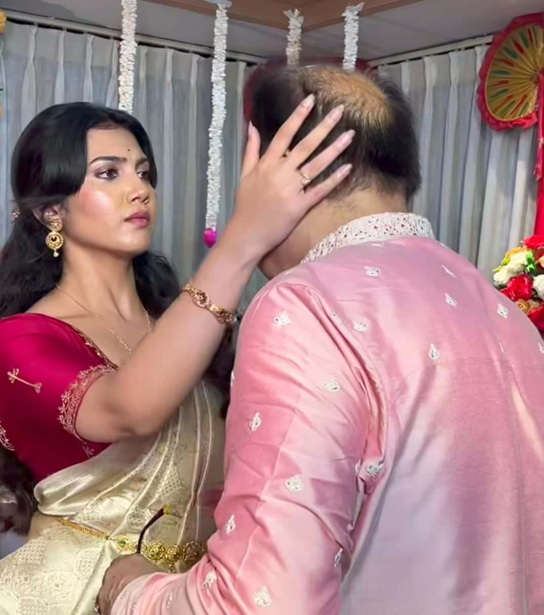 পুজোর ফাঁকে বাবার যত্ন রাখতেও ভুললেন না রানি ভবানী। 