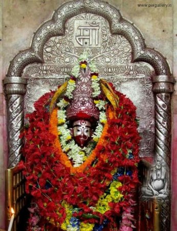 লোকশ্রুতি, এক কালে নাকি দুই দেবীকে একসঙ্গে দেখা যেত। 