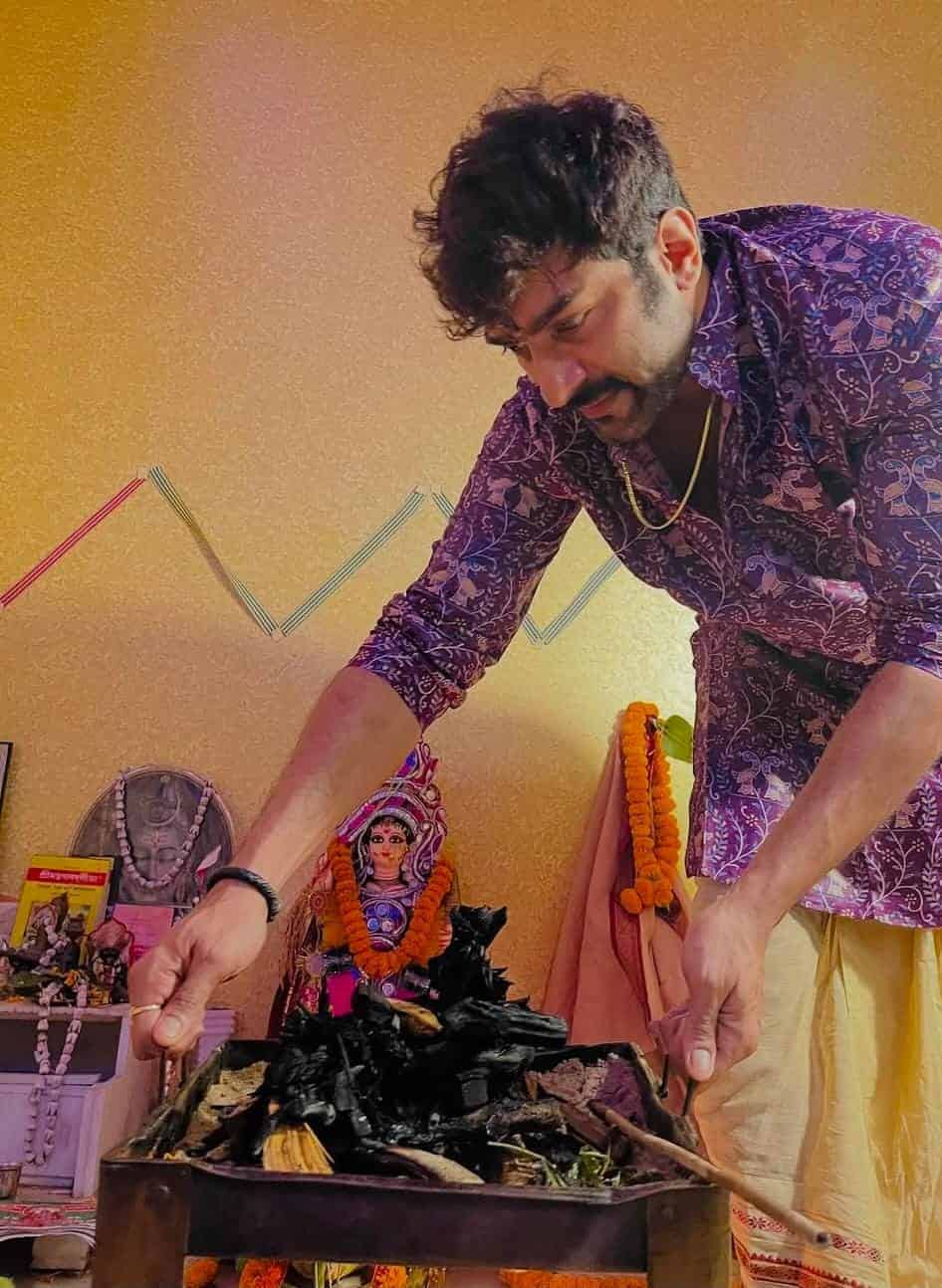 বাড়িতে ধনদেবীর আরাধনা জিতু কমলের। 