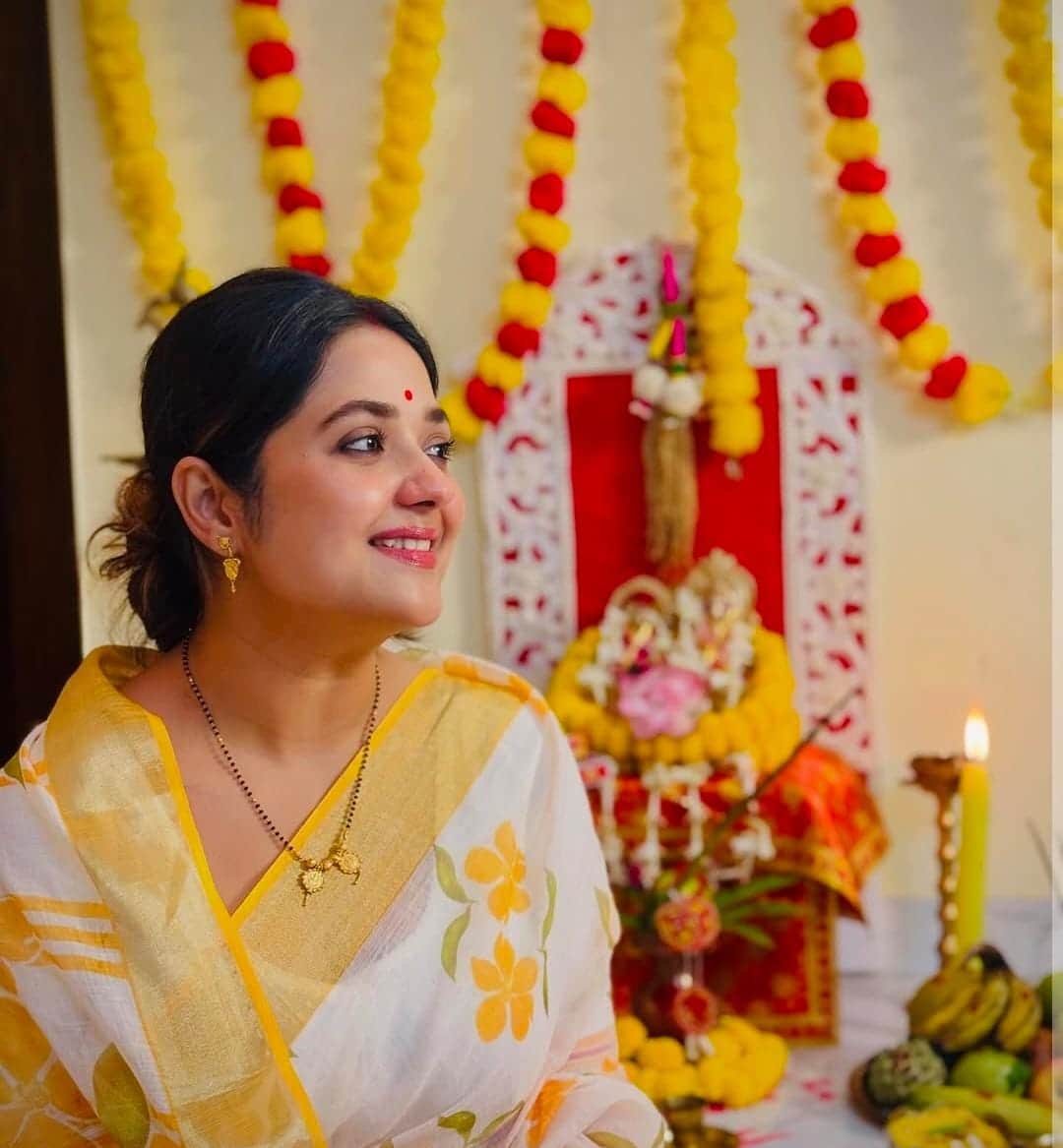 কেবল লক্ষ্মী নয়, বাড়িতে ধনদেবীর সঙ্গে গণেশেরও আরাধনা করলেন মিমি দত্ত। 