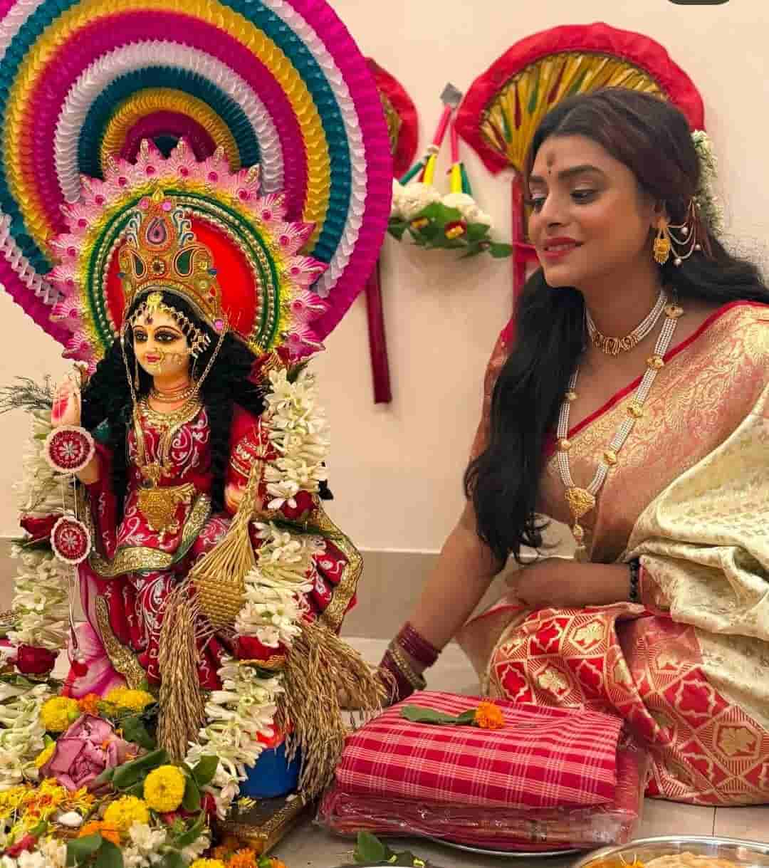 গীতশ্রী রায়ও তাঁর বাড়িতে এ দিন লক্ষ্মীপুজোর আয়োজন করেছিলেন।