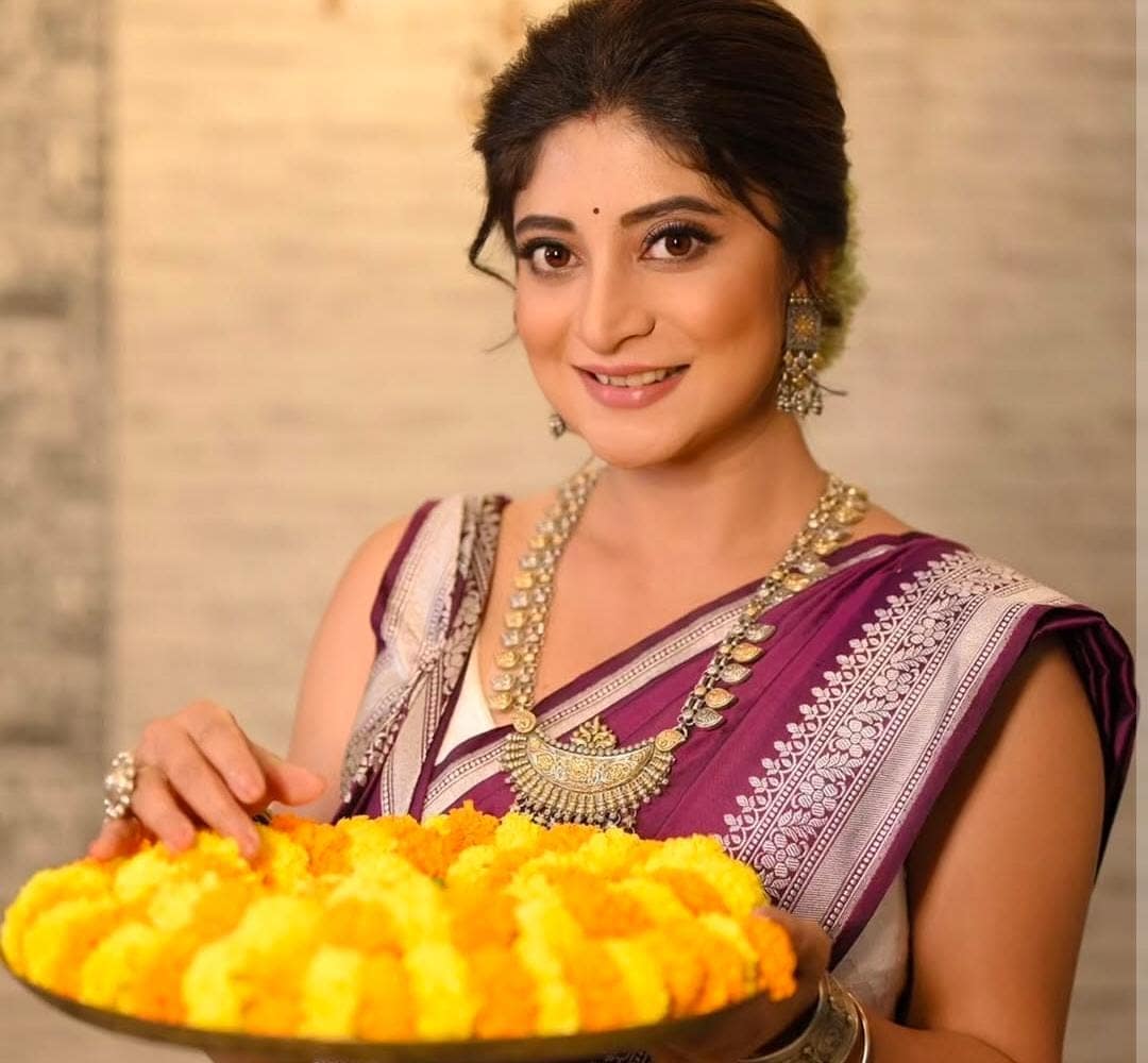 লক্ষ্মীপুজোর মেজাজে সাবেকি লুকে ধরা দিলেন সন্দীপ্তা সেন। 