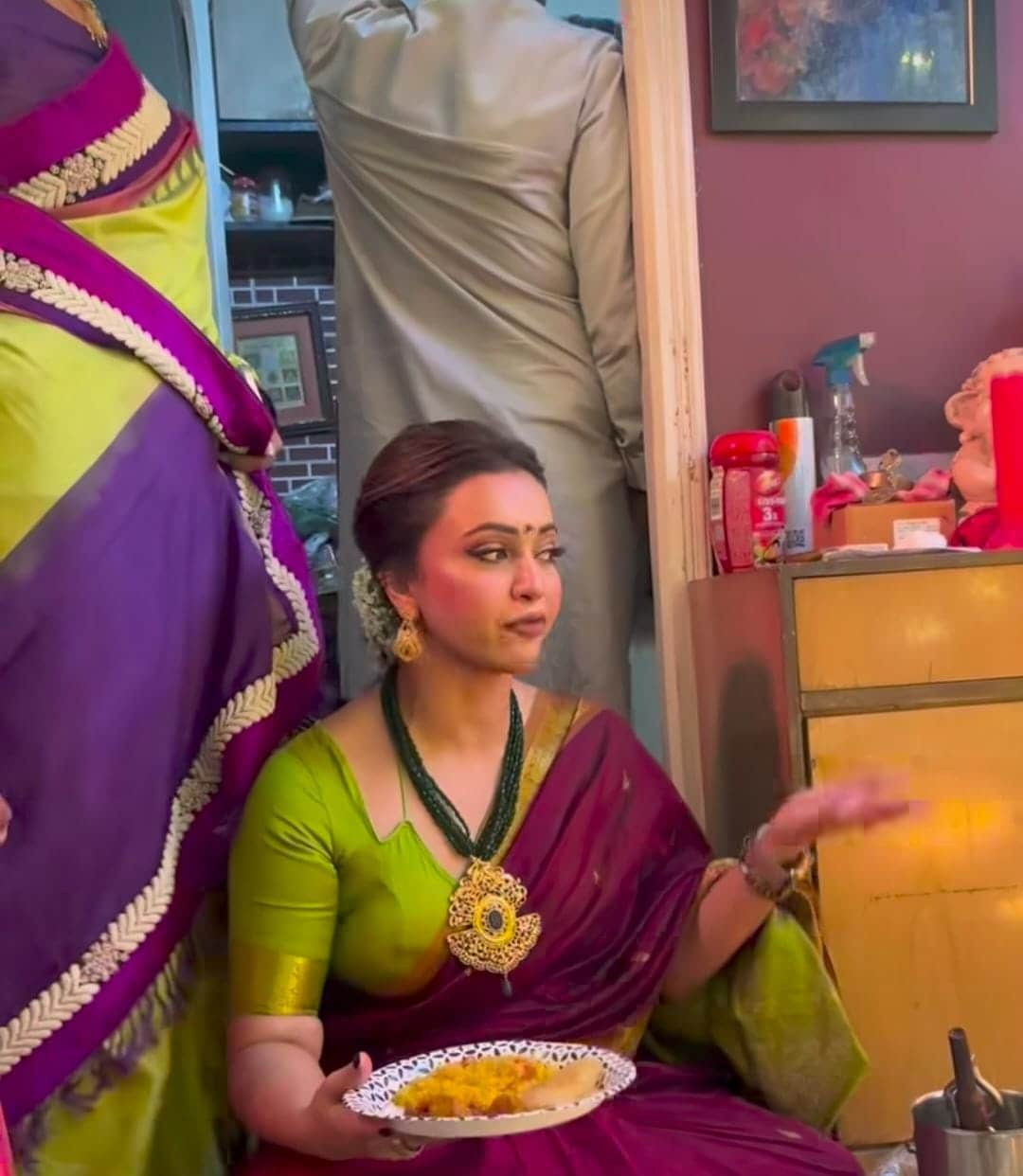 কৌশানী মুখোপাধ্যায় তাঁর নিজের বাড়ির পুজো তো বটেই, অভিনেতা বনি সেনগুপ্তর বাড়ির পুজোও নিজে হাত সামলান এ দিন।