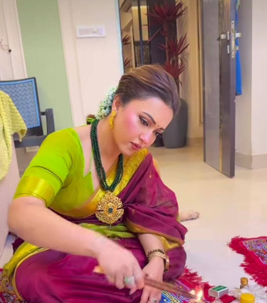 নিজেই ভোগ রেঁধে বাড়ি সাজান কৌশানী।