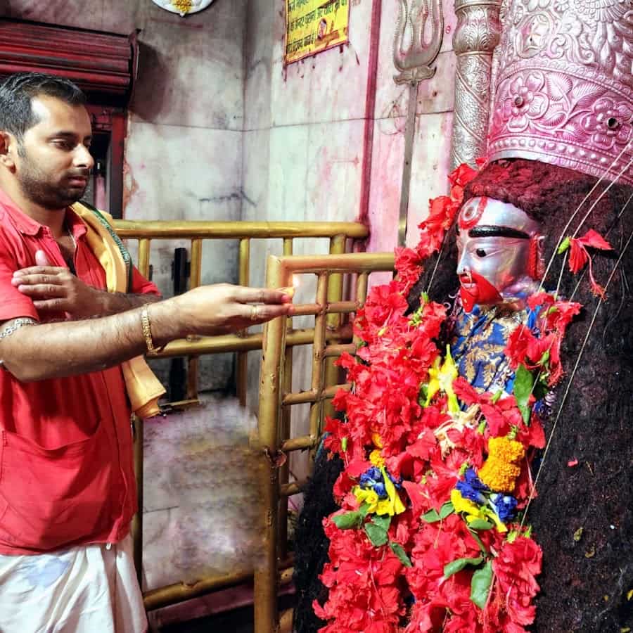  কথিত, এক বার রাজা রাখর চন্দ্রকে প্রধান তান্ত্রিক আনন্দনাথ পুজোয় বাধা দেন। অভিমানী রাজা দ্বারকা নদীর পশ্চিম পাড়ে ঘট প্রতিষ্ঠা করে পুজো শুরু করেন। সেই রাতেই আনন্দনাথকে স্বপ্নে দেখা দেন দেবী তারা। আজ্ঞা দেন, পশ্চিম মুখে কালী বাড়ির দিকে মুখ করেই যেন তাঁর পুজো করা হয়। সেই থেকে এক দিনের জন্য পশ্চিম মুখে বসিয়ে পুজো করার এই রীতি চালু হয়।