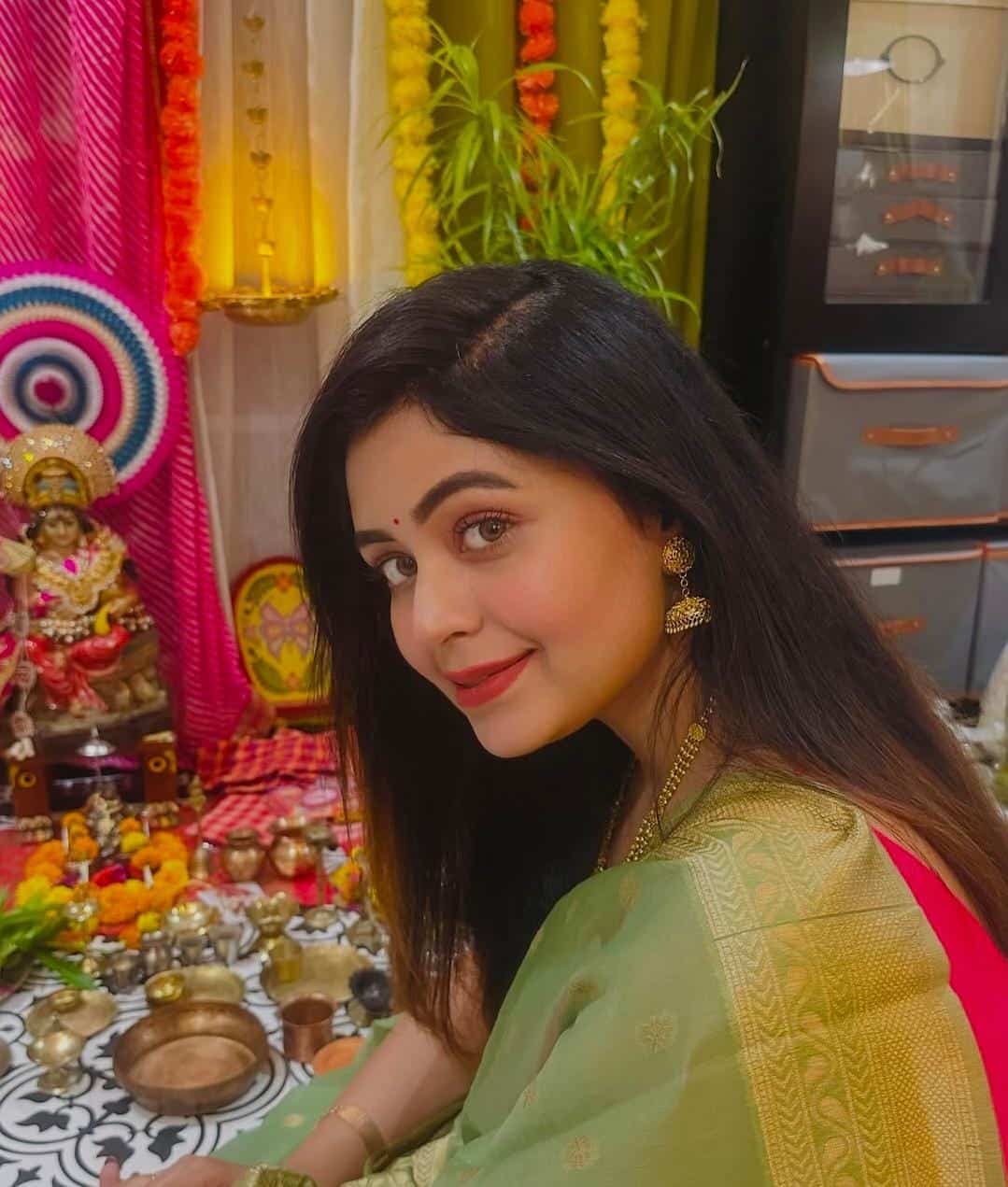 ঋতাভরীকেও এ দিন বাড়িতে ধনদেবীর আরাধনায় করতে দেখা যায়। ( ‘আনন্দ উৎসব ২০২৫’-এর সাফল্যের নেপথ্যে রয়েছেন একাধিক সহযোগী। প্রেজ়েন্টিং পার্টনার ‘মারুতি সুজ়ুকি অ্যারেনা’। অন্যান্য সহযোগীরা হলেন ওয়েডিং পার্টনার ‘এবিপি ওয়ানস্টপ ওয়েডিং’, ফ্যাশন পার্টনার ‘কসমো বাজ়ার’, নলেজ পার্টনার ‘টেকনো ইন্ডিয়া ইউনিভার্সিটি’, ব্যাঙ্কিং পার্টনার ‘ইউনিয়ন ব্যাঙ্ক অফ ইন্ডিয়া’, কমফোর্ট পার্টনার ‘কার্লন’)।  (এই প্রতিবেদনটি ‘আনন্দ উৎসব’ ফিচারের একটি অংশ)।