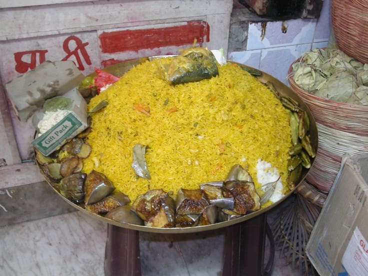 সারা দিন বিরাম মঞ্চে থাকার পরে সন্ধ্যায় আরতির পর দেবীকে ফিরিয়ে নিয়ে যাওয়া হয় মূল মন্দিরে। এ দিন দেবীর উপোস। তাই মধ্যাহ্ন ভোগ হয় না। ফল-মিষ্টি খান তিনি। সকালে শীতল ভোগে থাকে লুচি, মিষ্টি, সুজি। রাতে খিচুড়ি, পোলাও, পাঁচ রকম ভাজা, মাছ-মাংস দিয়ে ভোগ নিবেদন করা হয়।