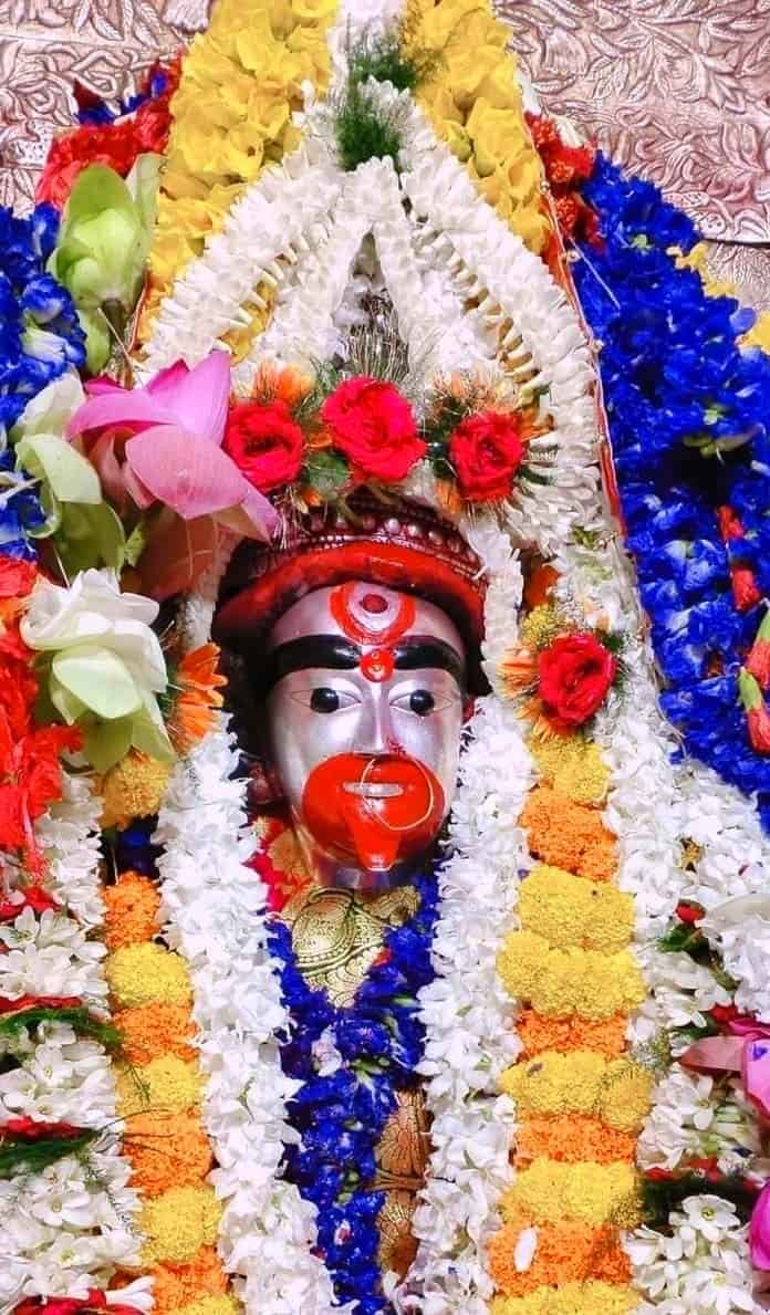 আবির্ভাব তিথির আগের দিন, অর্থাৎ ত্রয়োদশীতে স্থানীয় ব্যবসায়ীরা হালখাতা করেন। তাঁদের বিশ্বাস, এতে দেবী সহায় হন এবং সারা বছর ব্যবসা ভাল চলে। (‘আনন্দ উৎসব ২০২৫’-এর সাফল্যের নেপথ্যে রয়েছেন একাধিক সহযোগী। প্রেজ়েন্টিং পার্টনার ‘মারুতি সুজ়ুকি অ্যারেনা’। অন্যান্য সহযোগীরা হলেন ওয়েডিং পার্টনার ‘এবিপি ওয়ানস্টপ ওয়েডিং’, ফ্যাশন পার্টনার ‘কসমো বাজ়ার’, নলেজ পার্টনার ‘টেকনো ইন্ডিয়া ইউনিভার্সিটি’, ব্যাঙ্কিং পার্টনার ‘ইউনিয়ন ব্যাঙ্ক অফ ইন্ডিয়া’, কমফোর্ট পার্টনার ‘কার্লন’)। (এই প্রতিবেদনটি ‘আনন্দ উৎসব’ ফিচারের একটি অংশ)।