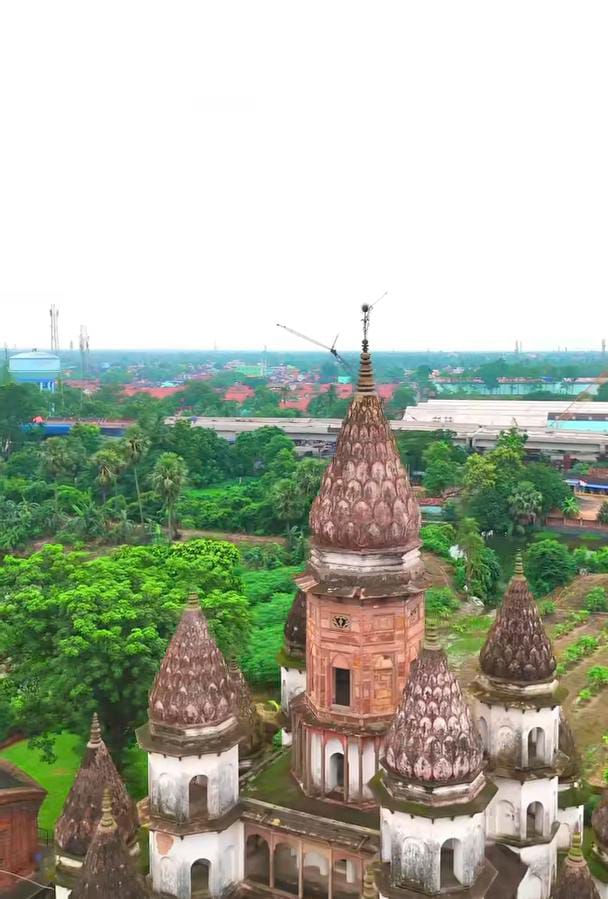 জনশ্রুতি, রাজা নৃসিংহ দেব তন্ত্র সাধনা করার সময়ে দেবী হংসেশ্বরীর স্বপ্নাদেশ পেয়েছিলেন। দেবীর আদেশ মেনেই ১৮০২ সালে শুরু হয় মন্দিরের কাজ। নৃসিংহ দেব চেয়েছিলেন, মানবদেহের গঠনের অনুকরণে তৈরি হোক এই মন্দির— যেখানে থাকবে ইরা, পিঙ্গলা, সুষুম্না, বজরাক্ষ এবং চিত্রিণীর মতো যোগিক ধারণার ছাপ।