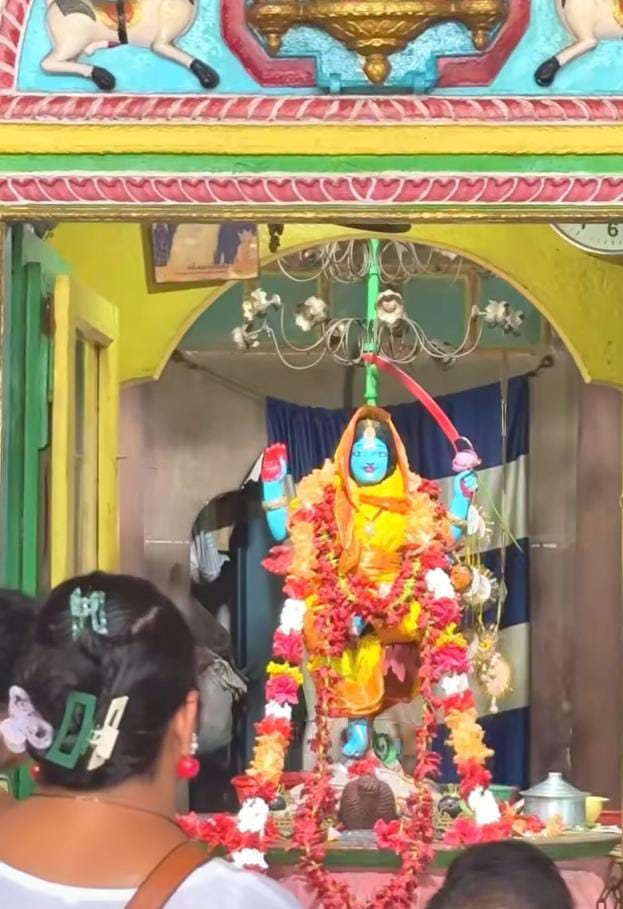 দেবীর এক পা ভাঁজ করা, অন্য পা মহাদেবের বুকে স্থাপিত— মা কালীরই এক অপার রূপ যেন এখানে প্রকাশিত। শুধু কি দেবী? মন্দিরের তিনতলায় কষ্টিপাথরের বারোটি শিবলিঙ্গও আছে।