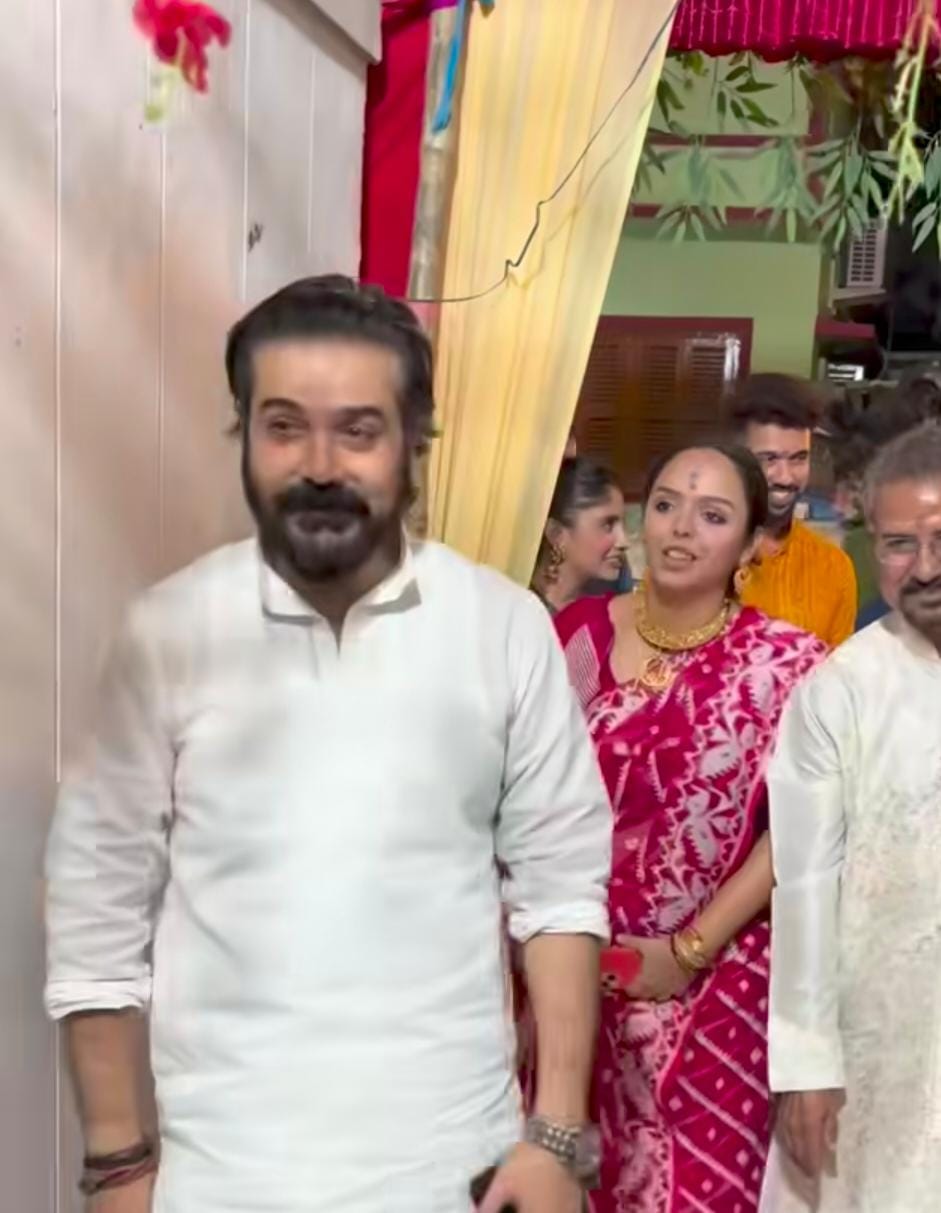 প্রসেনজিৎ চট্টোপাধ্যায় এসেছিলেন দেবলীনা কুমার এবং গৌরব চট্টোপাধ্যায়ের বাড়ির পুজোয়। 