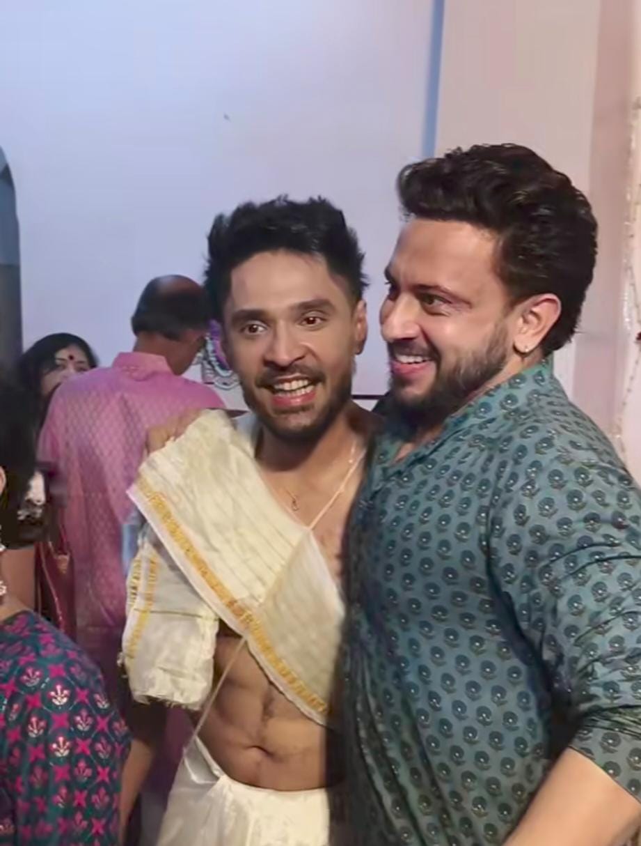 গৌরব-দেবলীনার বন্ধু, অভিনেতা অনিন্দ্য চট্টোপাধ্যায়ও এসেছিলেন তাঁদের বাড়িতে। 