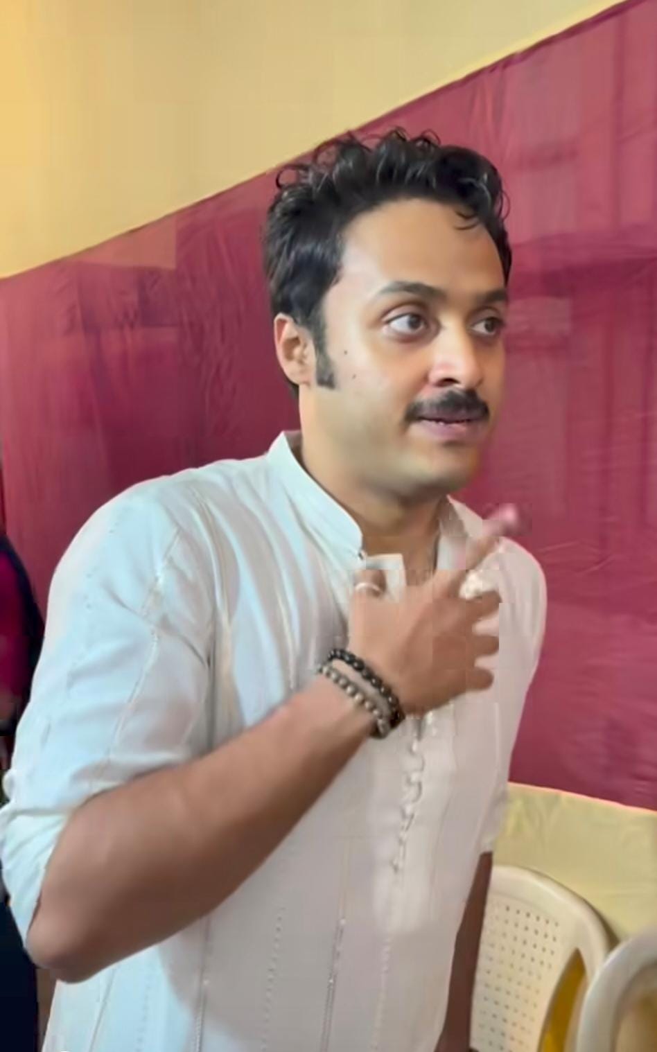 সোহম মজুমদারকে এ দিন সাদা পাঞ্জাবিতে দেখা গেল গৌরবদের বাড়ির পুজোয়। 