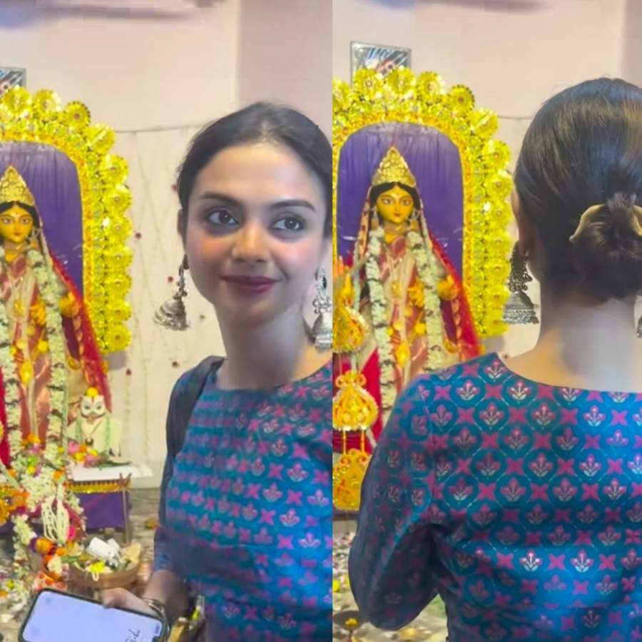 নীল রঙের টপ এবং সাদা স্কার্টে এদিন দেখা মিলল 'গাঁটছড়া'র 'খড়ি' অর্থাৎ শোলাঙ্কির। 