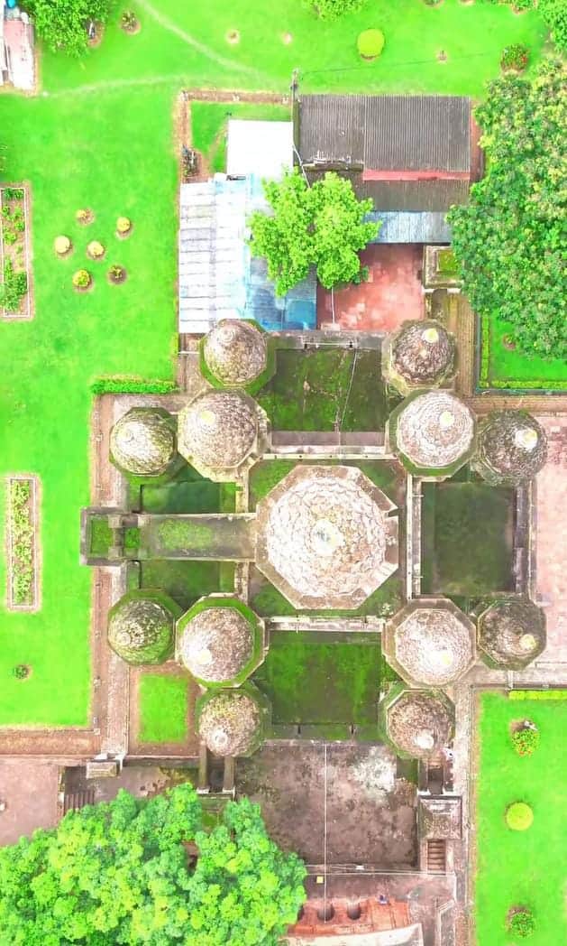 ৭০ ফুট উঁচু, ছ’তলা এই মন্দিরের বিশেষত্ব হল এর তেরোটি পদ্মনবচূড়া। বলা হয়, এগুলি নাকি মানুষের জীবনের তেরোটি চক্রের প্রতীক।