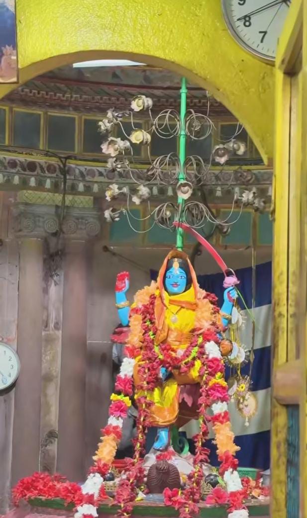 গর্ভগৃহে অধিষ্ঠাত্রী দেবী হংসেশ্বরী। কাঠের তৈরি, নীল রঙের মূর্তি। চতুর্ভুজা দেবী পদ্মাসনে বসে আছেন মহাদেবের নাভি থেকে উত্থিত রক্তপদ্মের উপরে। 