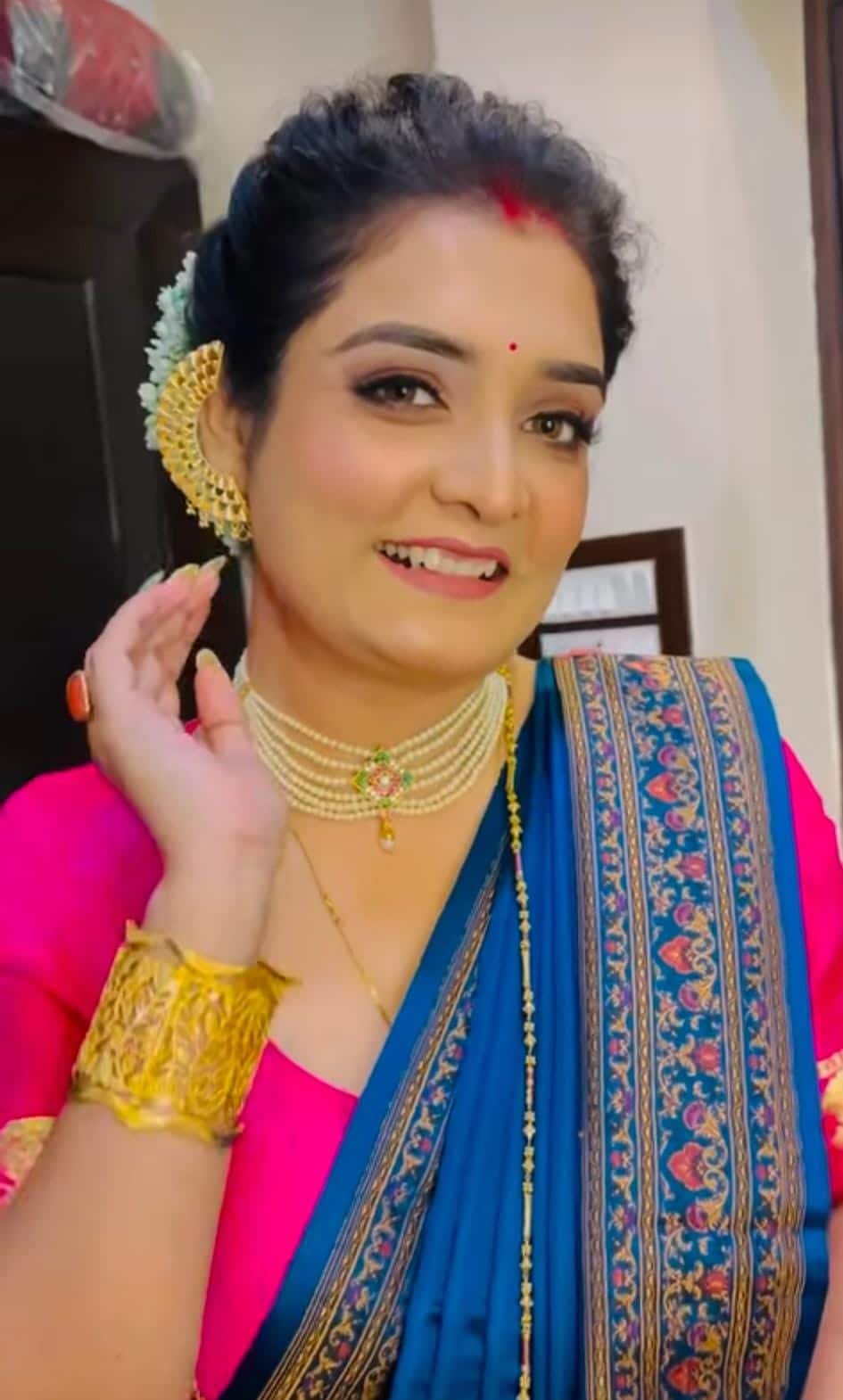 উত্তম কুমারের আরেক নাতবউ, তথা অভিনেত্রী ত্বরিতা চট্টোপাধ্যায় এ দিন পরেছিলেন নীল রঙের একটি শাড়ি। সঙ্গে ছিল কন্ট্রাস্টের গোলাপি রঙের ব্লাউজ়। সোনালি গয়না, খোঁপায় ফুলের মালা দিয়ে সেজে উঠেছিলেন তিনি। 