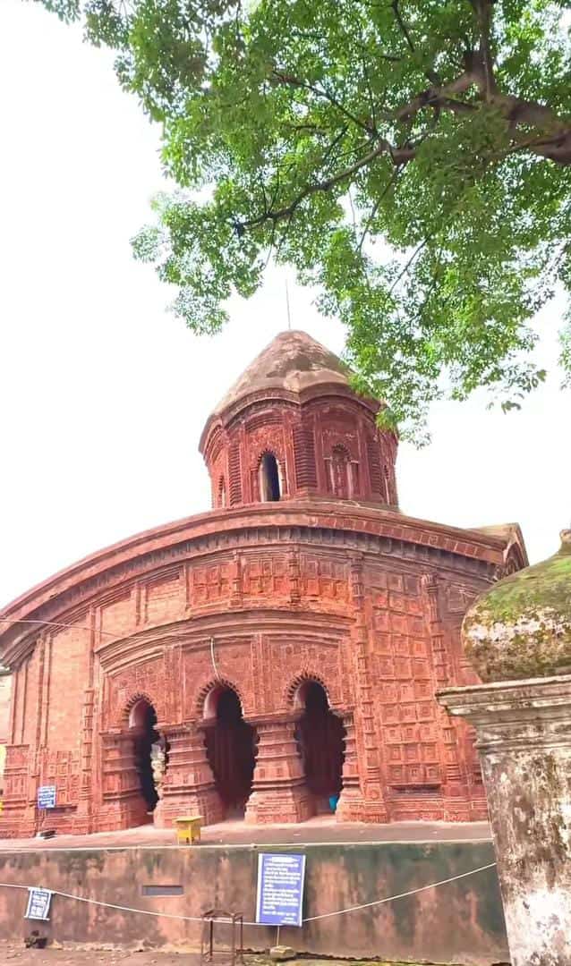 পাশেই ১৬৭৯ সালে তৈরি অনন্ত বাসুদেবের মন্দির। সেখানে টেরাকোটার কাজ দেখতে ভিড় জমান দর্শনার্থীরা।