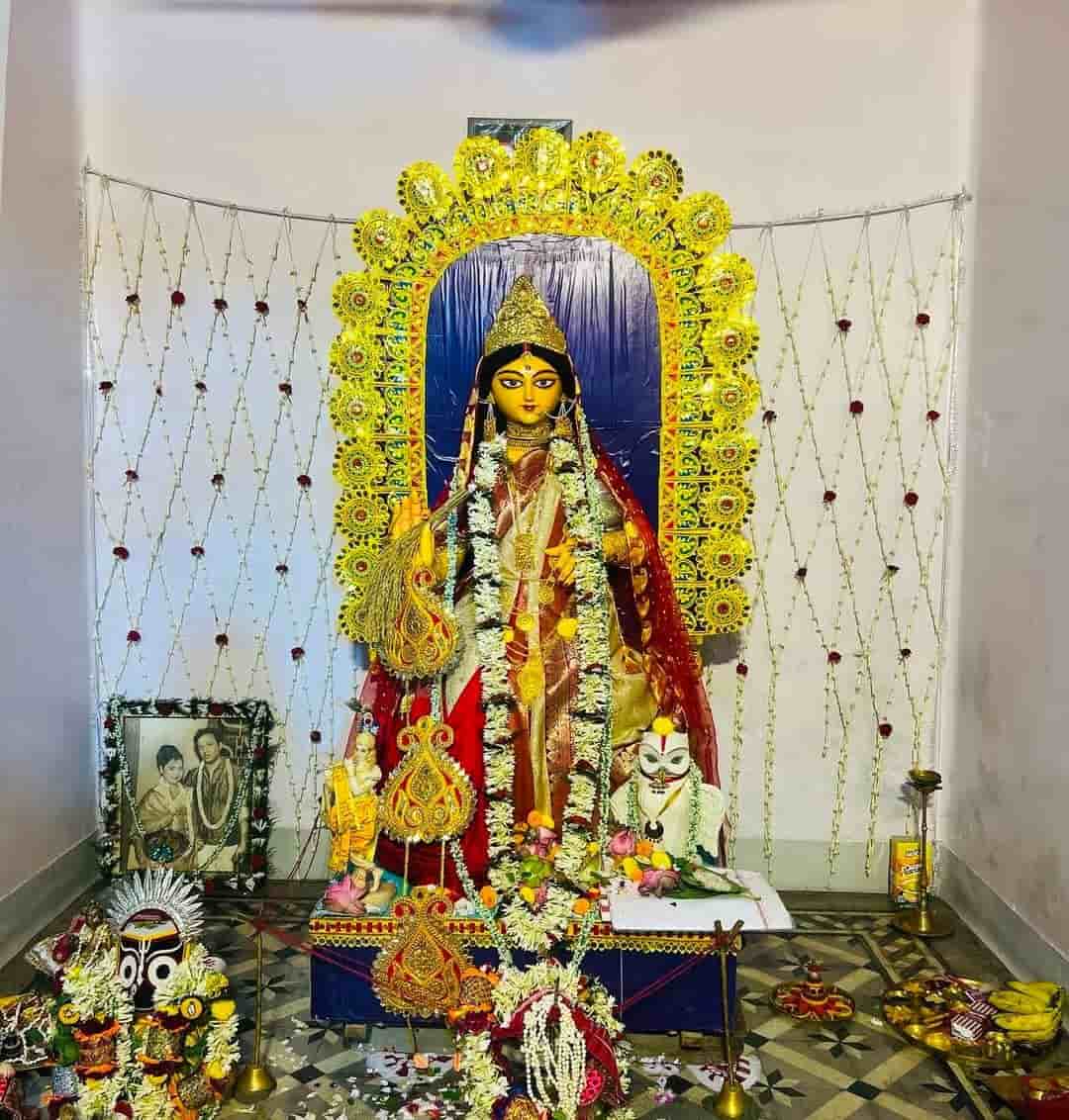 মহানায়কের বাড়ির পুজোর রাত্রিবেলায় আমন্ত্রিতদের জন্য ছিল লুচি, পটলের দোলমা, পায়েস, চাটনি, কাবলি চানা, ভেজিটেবল চপ, কোফতা, পোলাও, কাঁচা আম ফ্লেভারের জিলিপি, মিষ্টি ইত্যাদি। ( ‘আনন্দ উৎসব ২০২৫’-এর সাফল্যের নেপথ্যে রয়েছেন একাধিক সহযোগী। প্রেজ়েন্টিং পার্টনার ‘মারুতি সুজ়ুকি অ্যারেনা’। অন্যান্য সহযোগীরা হলেন ওয়েডিং পার্টনার ‘এবিপি ওয়ানস্টপ ওয়েডিং’, ফ্যাশন পার্টনার ‘কসমো বাজ়ার’, নলেজ পার্টনার ‘টেকনো ইন্ডিয়া ইউনিভার্সিটি’, ব্যাঙ্কিং পার্টনার ‘ইউনিয়ন ব্যাঙ্ক অফ ইন্ডিয়া’, কমফোর্ট পার্টনার ‘কার্লন’)।  (এই প্রতিবেদনটি ‘আনন্দ উৎসব’ ফিচারের একটি অংশ)।