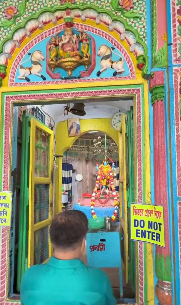 কালী পুজোর তিথিতে, দীপান্বিতা অমাবস্যায় দেবীকে ক্ষণিকের জন্য রাজবেশে সাজানো হয়। 