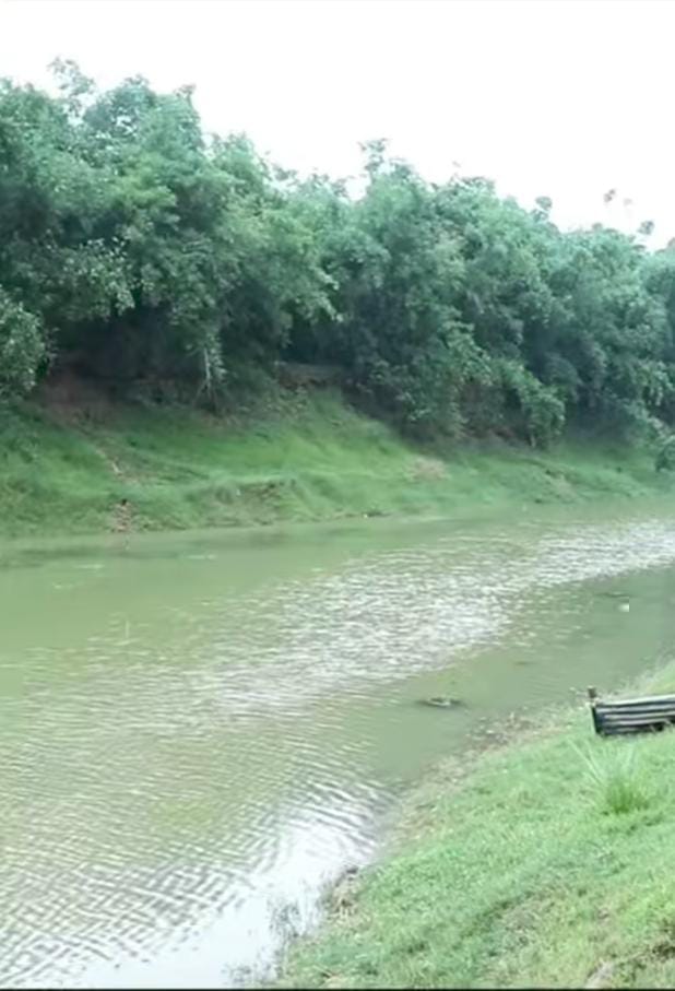 বীরভূম জেলার ভদ্রপুর গ্রামের কাছে ব্রাহ্মণী নদীর তীরে রয়েছে আকালিপুর গ্রাম। এখানেই বিরাজ করেন এক রহস্যময়ী দেবী— মা গুহ্যকালী। তাঁর নামের মধ্যেই লুকিয়ে আছে এক প্রাচীন কাহিনি।