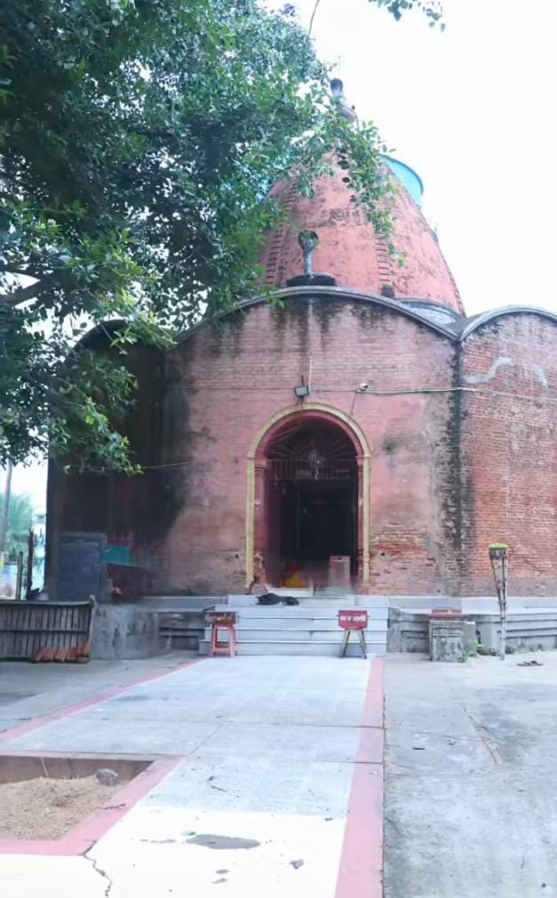  তবে লোক কথা বলে, মন্দিরটি আজও অসম্পূর্ণ। কারণ, এক রাতের মধ্যে নির্মাণ শেষ হওয়ার কথা থাকলেও তা হয়নি। অনেকের বিশ্বাস, নন্দকুমারের মৃত্যুর সঙ্গে সঙ্গেই মন্দিরের দেওয়ালে ফাটল দেখা গিয়েছিল।