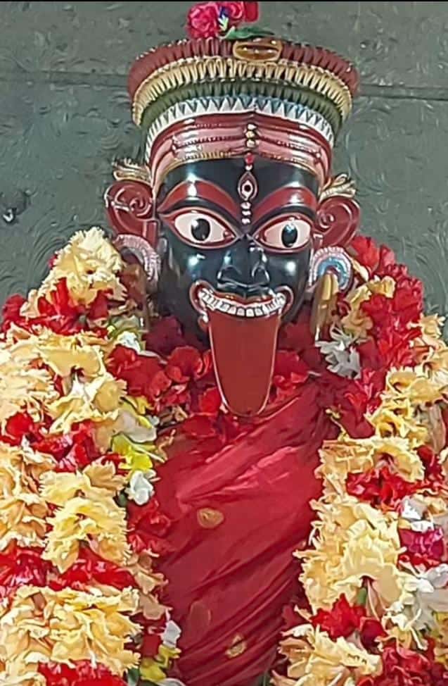 এই গুহ্যকালীর রূপ কিন্তু দশমহাবিদ্যার সাধারণ কালী প্রতিমার থেকে অনেকটাই আলাদা। তিনি দ্বিভুজা, বিশাল এক সাপের ওপর আসীন। হাতে অভয় মুদ্রা, গলায় মানুষের মাথার মালা। কালো, ভয়ংকর দেহ, দাঁত বাইরে বেরিয়ে আসা। আর মাথার ওপরে অসংখ্য সাপের ফণা— এ যেন কুণ্ডলিনী শক্তিরই প্রতীক!