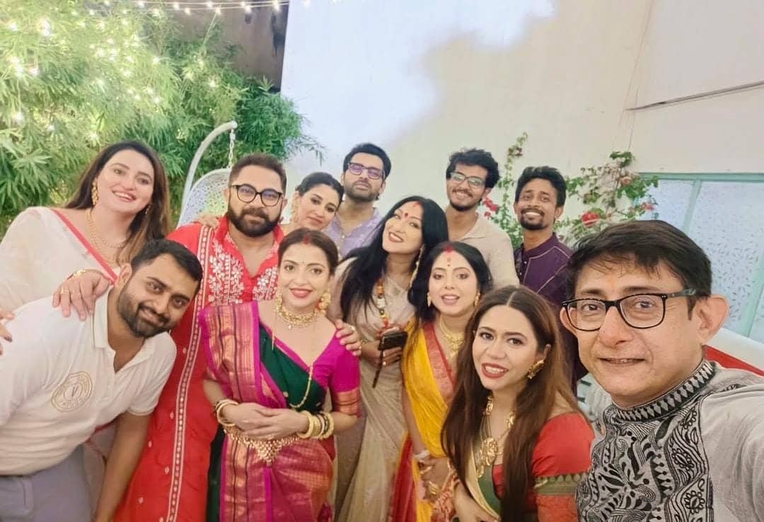 লক্ষ্মীপুজো উপলক্ষে এ দিন সোহমের বাড়িতে যেন চাঁদের হাট বসেছিল। বাংলার একাধিক তারকাকে তাঁর বাড়িতে উপস্থিত থাকতে দেখা যায়। 