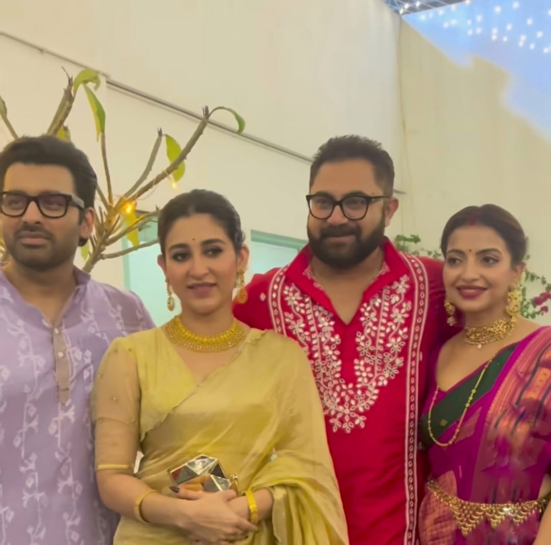 অঙ্কুশ হাজরা এবং ঐন্দ্রিলা সেন এ দিন এসেছিলেন বন্ধুর বাড়ির পুজোয়। 