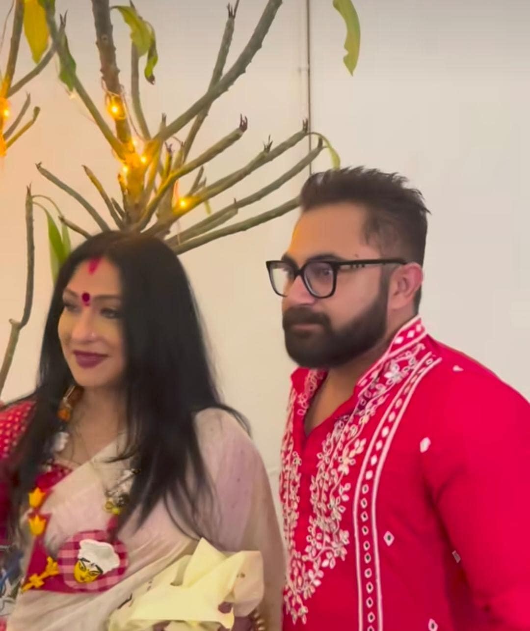 ছেলেকে নিয়ে এসেছিলেন অভিনেত্রী ঋতুপর্ণা সেনগুপ্তও। সকলে মিলে এ দিন এক ফ্রেমে ধরা দেন। 