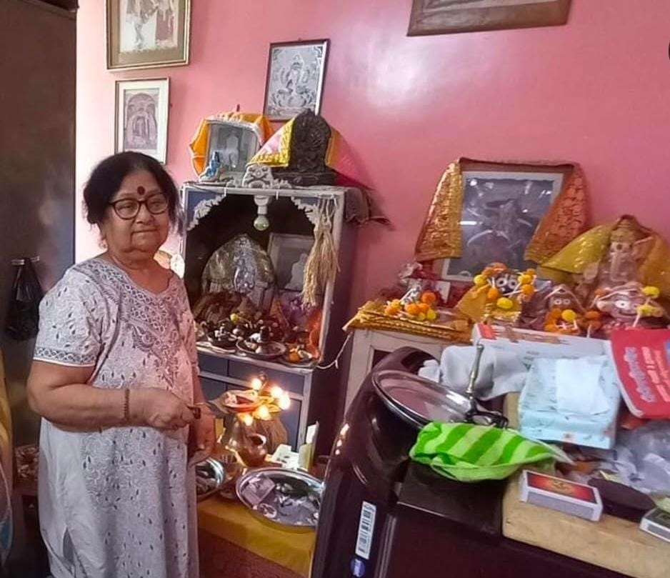 মাকে ছাড়া প্রথম লক্ষ্মীপুজোর আগে স্বাভাবিক ভাবে বিষাদের সুর ছেয়ে ছিল অভিনেত্রীর মনে। মায়ের স্মৃতি হাতড়ে এ দিন তিনি লেখেন, 'আমার মা আমার মা লক্ষ্মী ছিলেন। আমার ঠাকুমা যে ভাবে পুজোর সমস্ত নিয়ম আচার নিষ্ঠা ভরে পালন করতেন, আমার মাও সেই ধারা বজায় রেখেছিলেন। শত অসুস্থতা নিয়েও পুজোর ঘরে এসে নিজের হাতে সবটা সামলাতেন। তোমায় মিস করি। তুমিই সেরা সিন্নি বানাতে।'