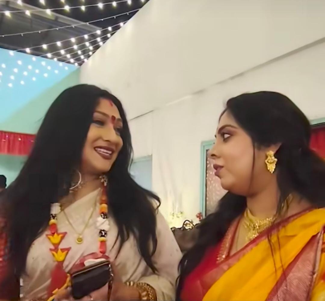 ঋতুপর্ণার সঙ্গে এ দিন শ্রীময়ী চট্টরাজকে জমিয়ে আড্ডা দিতে দেখা যায় পুজোর ফাঁকে। 