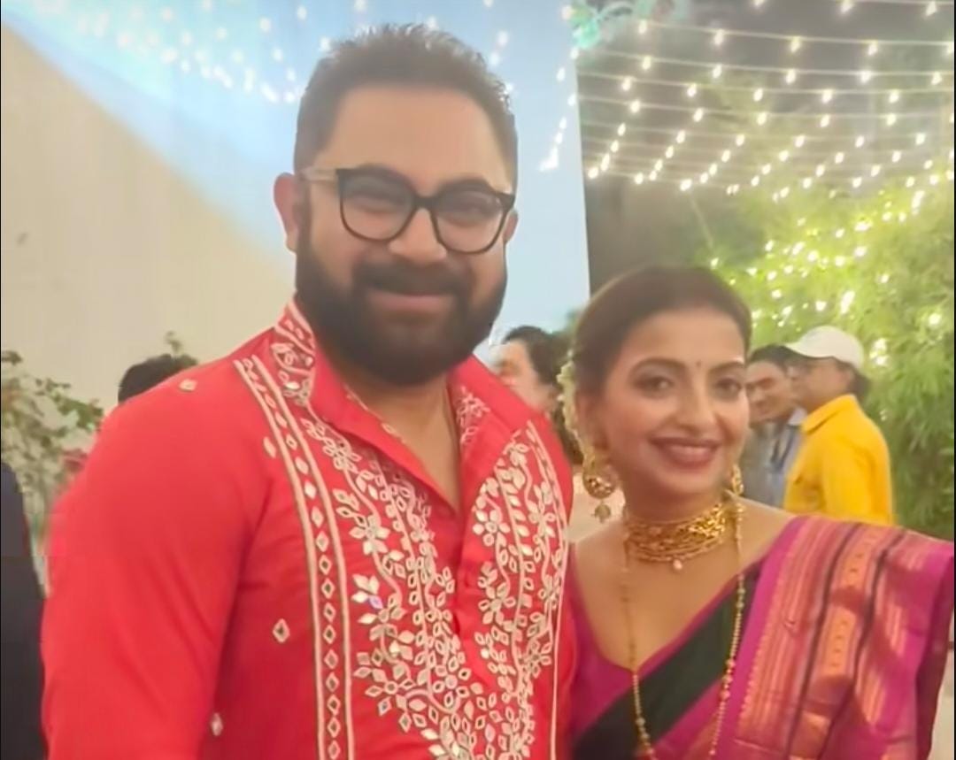 সোহম চক্রবর্তী লক্ষ্মীপুজোর দিন পরেছিলেন লাল পাঞ্জাবি, সাদা লাল পাড় ধুতি। তাঁর স্ত্রী তনয়ার পরনে ছিল সবুজ গোলাপি পাড় শাড়ি। (‘আনন্দ উৎসব ২০২৫’-এর সাফল্যের নেপথ্যে রয়েছেন একাধিক সহযোগী। প্রেজ়েন্টিং পার্টনার ‘মারুতি সুজ়ুকি অ্যারেনা’। অন্যান্য সহযোগীরা হলেন ওয়েডিং পার্টনার ‘এবিপি ওয়ানস্টপ ওয়েডিং’, ফ্যাশন পার্টনার ‘কসমো বাজ়ার’, নলেজ পার্টনার ‘টেকনো ইন্ডিয়া ইউনিভার্সিটি’, ব্যাঙ্কিং পার্টনার ‘ইউনিয়ন ব্যাঙ্ক অফ ইন্ডিয়া’, কমফোর্ট পার্টনার ‘কার্লন’)।  (এই প্রতিবেদনটি ‘আনন্দ উৎসব’ ফিচারের একটি অংশ)।