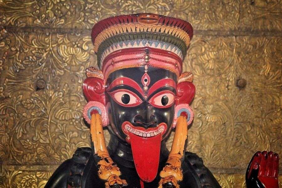 লোকমুখে শোনা যায়, মহাভারতের যুগে মগধের পরাক্রমশালী রাজা জরাসন্ধ গোপনে এই দেবীর পুজো করতেন। তাঁর গুপ্ত সাধনা থেকেই দেবীর নাম হয় ‘গুপ্ত কালী’, যা পরে লোক মুখে গুহ্যকালী নামে পরিচিতি লাভ করে।