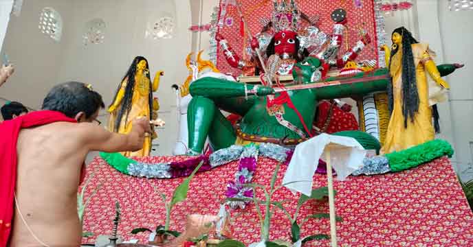 লোক মুখে শোনা যায়, মহারাজ নরনারায়ণ নাকি স্বপ্নে আদেশ পেয়েছিলেন এই পুজো শুরু করার। আবার অনেকে বলেন, মহারাজ বিশ্বসিংহ নয় বছর বয়সে সজনে কাঠ আর বাঁশ দিয়ে দেবী মূর্তি গড়ে দুর্গাপুজো শুরু করেছিলেন, যা পরে রাজ পরিবারের চিরায়ত প্রথায় পরিণত হয়।