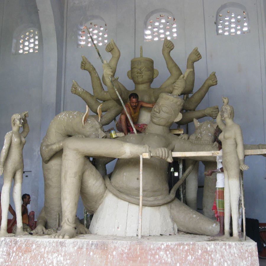 এই দেবীর প্রতিমা তৈরি হয় সজনে কাঠ দিয়ে। কোচবিহারের ডাংরাই মন্দিরে শ্রাবণ মাসের শুক্লা অষ্টমীতে সেই কাষ্ঠখণ্ড প্রথম পূজিত হয়। সে দিন সন্ধ্যায় সেই কাঠ এক মাস ধরে পুজো করার জন্য নিয়ে আসা হয় মদনমোহন বাড়িতে।