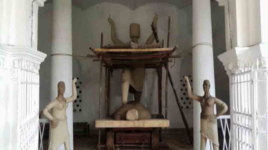 এর পর রাধাষ্টমীর দিন তা পালকিতে করে যায় দেবী বাড়িতে। সেখানেই সজনে কাঠের কাঠামোয় নিপুণ হাতে গড়ে তোলা হয় বড় দেবীর প্রতিমা। বংশ পরম্পরায় এই কাজ করেন কোচবিহারের শিল্পীরা। গত ৩৩ বছর ধরে এই দায়িত্ব পালন করছেন প্রভাত চিত্রকর।