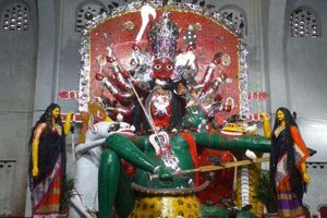 আরেকটি উল্লেখযোগ্য দিক হল— এই বড় দেবীর পাশে লক্ষ্মী, সরস্বতী, কার্তিক, গণেশ কেউই থাকেন না। বরং থাকেন দেবীর দুই সহচরী— জয়া ও বিজয়া।